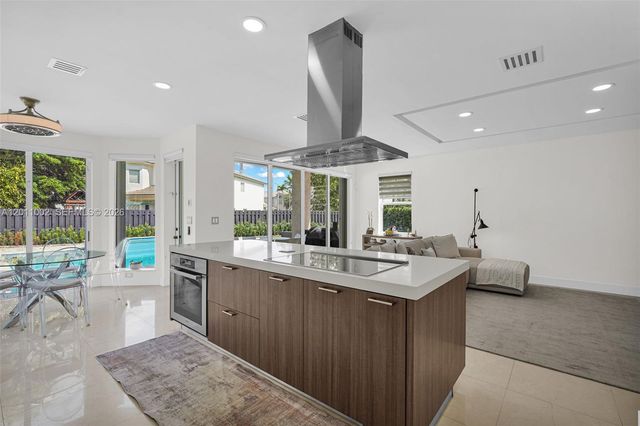 10762 NW 71st St, Doral, FL 33178