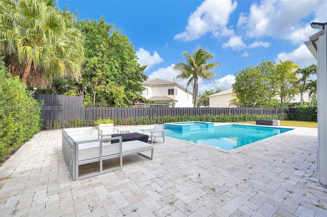 10762 NW 71st St, Doral, FL 33178