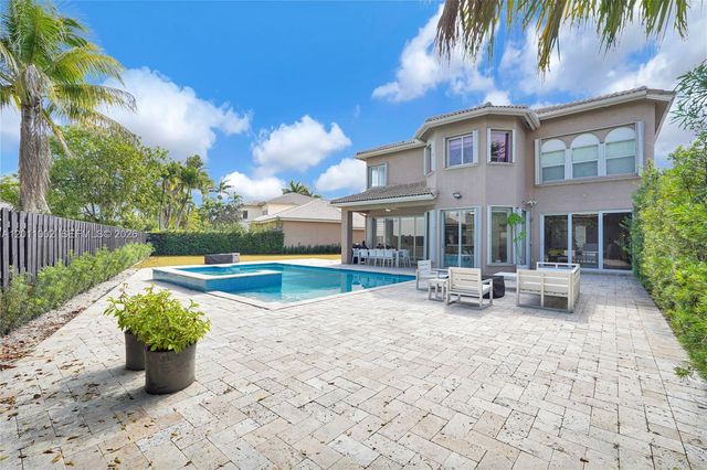 10762 NW 71st St, Doral, FL 33178