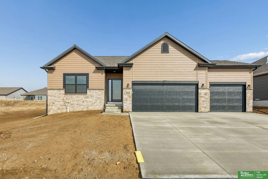 4910 Pinehill Road, Bellevue, NE 68133