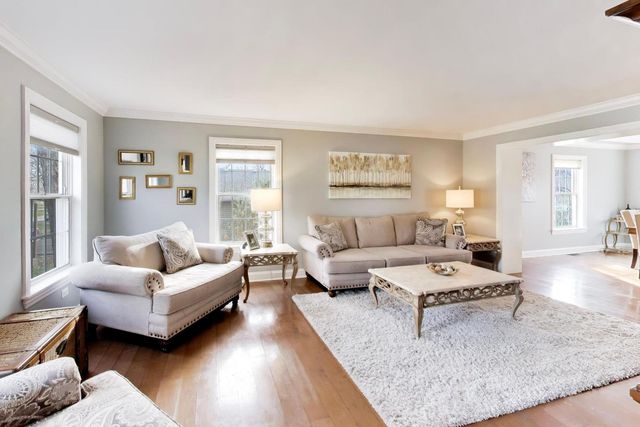 924 Glen Oak Drive, Sleepy Hollow, IL 60118