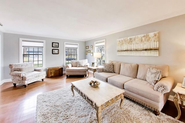 924 Glen Oak Drive, Sleepy Hollow, IL 60118