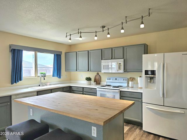 11943 W DELWOOD Drive, Arizona City, AZ 85123