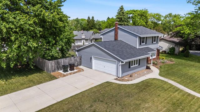 15430 W Harcove DRIVE, New Berlin, WI 53151