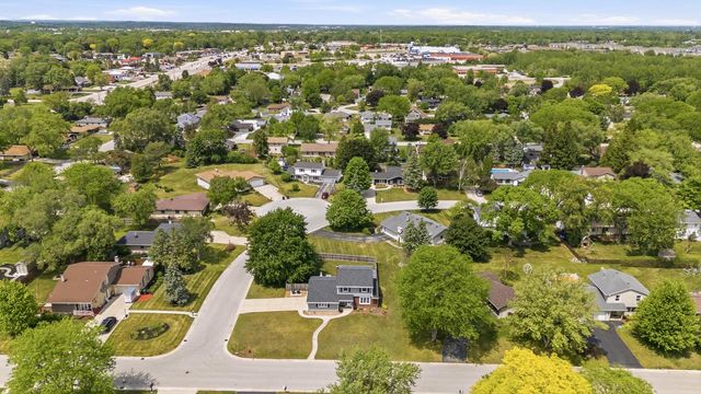 15430 W Harcove DRIVE, New Berlin, WI 53151