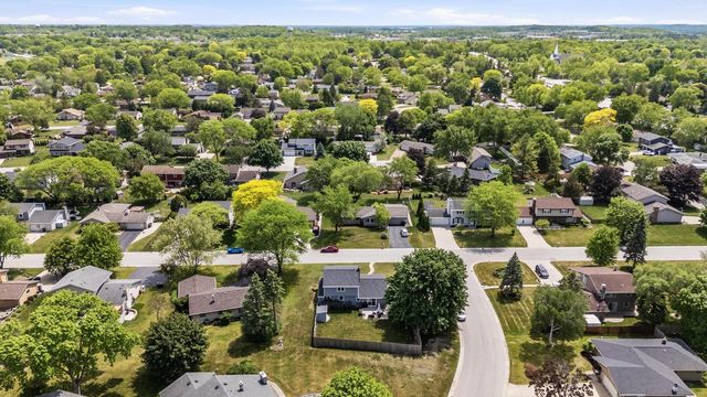 15430 W Harcove DRIVE, New Berlin, WI 53151