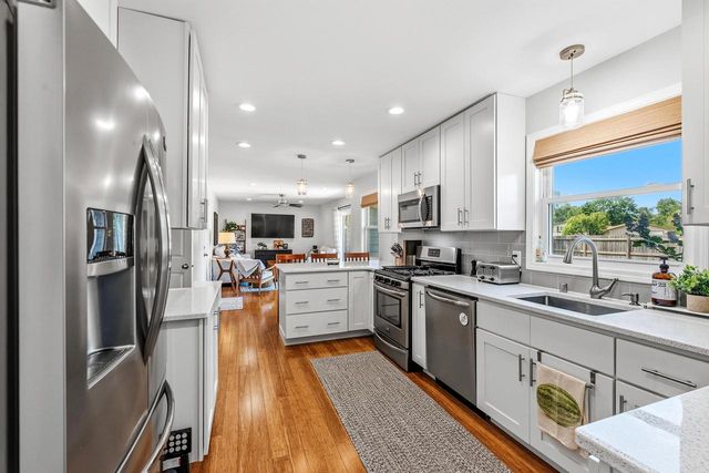 15430 W Harcove DRIVE, New Berlin, WI 53151