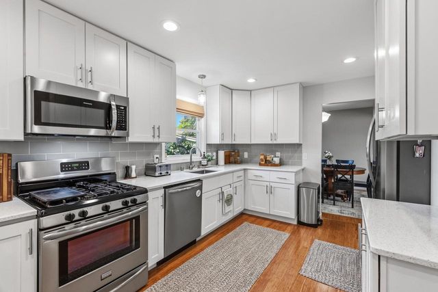 15430 W Harcove DRIVE, New Berlin, WI 53151
