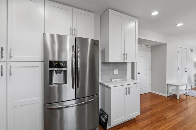 15430 W Harcove DRIVE, New Berlin, WI 53151