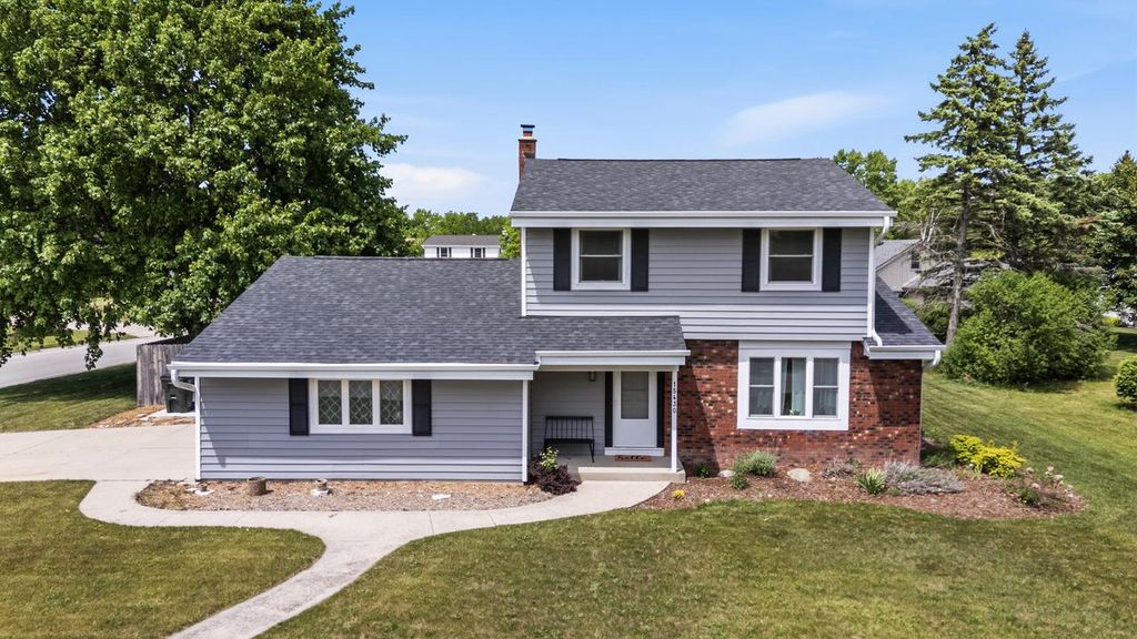 15430 W Harcove DRIVE, New Berlin, WI 53151