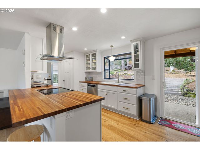 4680 W HILLSIDE Dr, Eugene, OR 97405