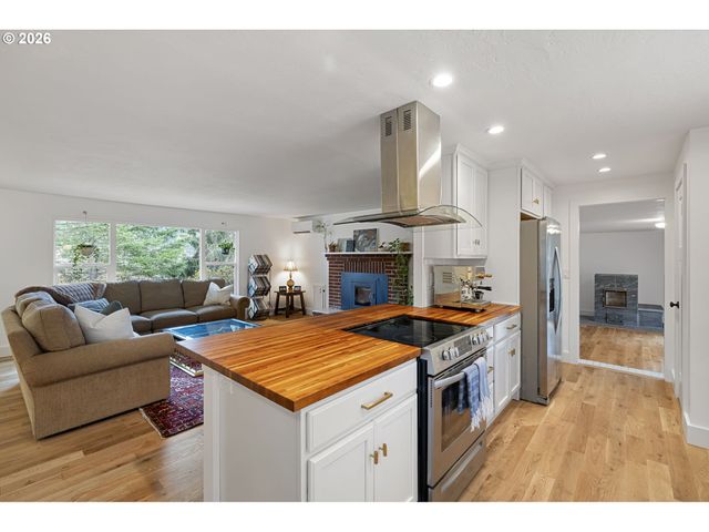 4680 W HILLSIDE Dr, Eugene, OR 97405