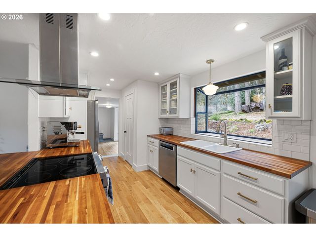 4680 W HILLSIDE Dr, Eugene, OR 97405