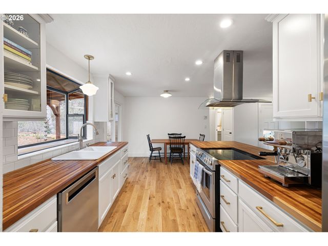 4680 W HILLSIDE Dr, Eugene, OR 97405