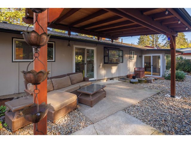 4680 W HILLSIDE Dr, Eugene, OR 97405