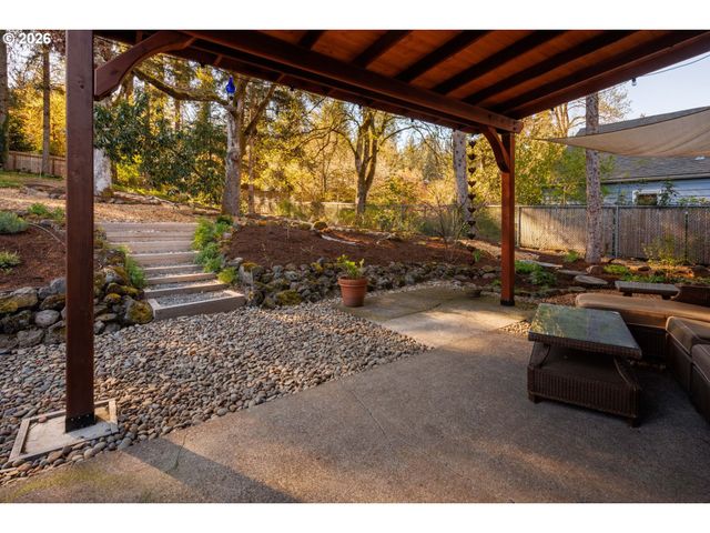 4680 W HILLSIDE Dr, Eugene, OR 97405