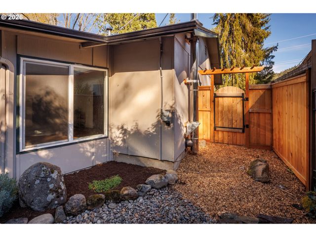 4680 W HILLSIDE Dr, Eugene, OR 97405