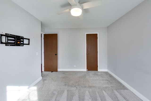 10 Waterbury Lane M2, Schaumburg, IL 60193