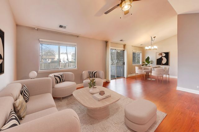 10 Waterbury Lane M2, Schaumburg, IL 60193