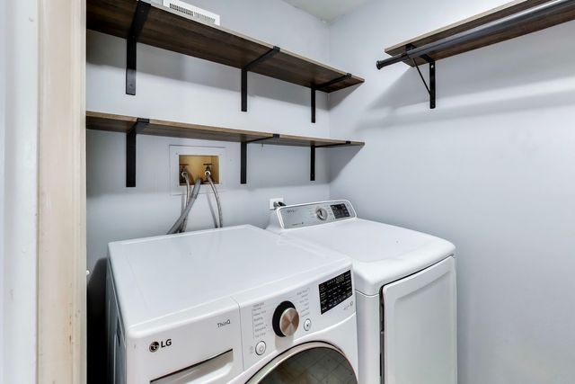 10 Waterbury Lane M2, Schaumburg, IL 60193