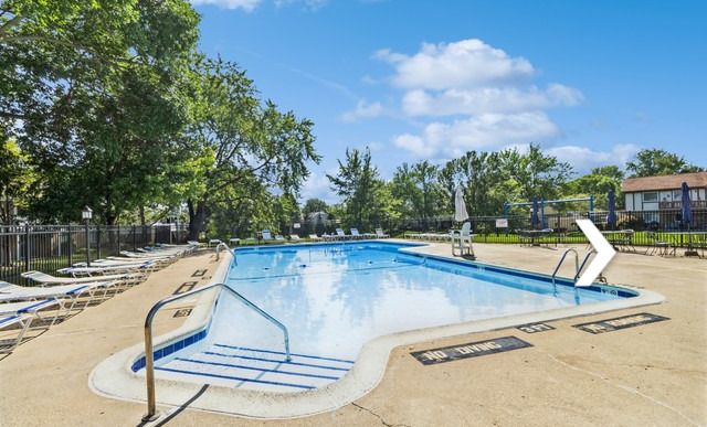 10 Waterbury Lane M2, Schaumburg, IL 60193