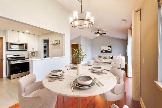 10 Waterbury Lane M2, Schaumburg, IL 60193