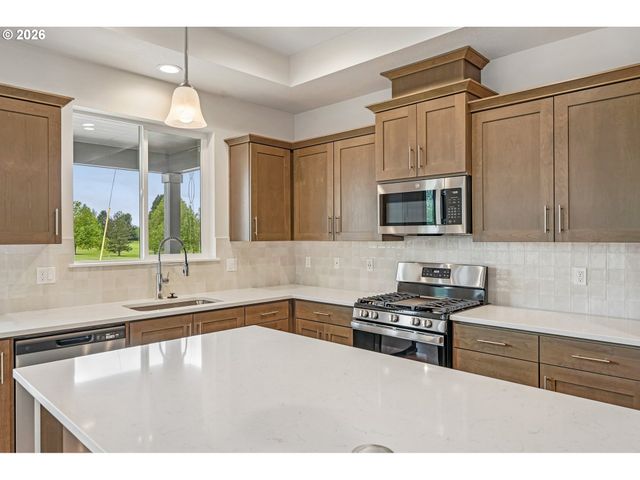 754 Magnolia Ave, Woodburn, OR 97071