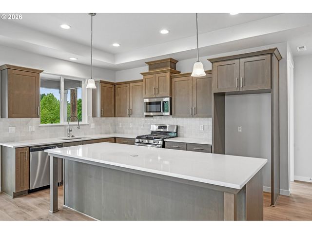 754 Magnolia Ave, Woodburn, OR 97071