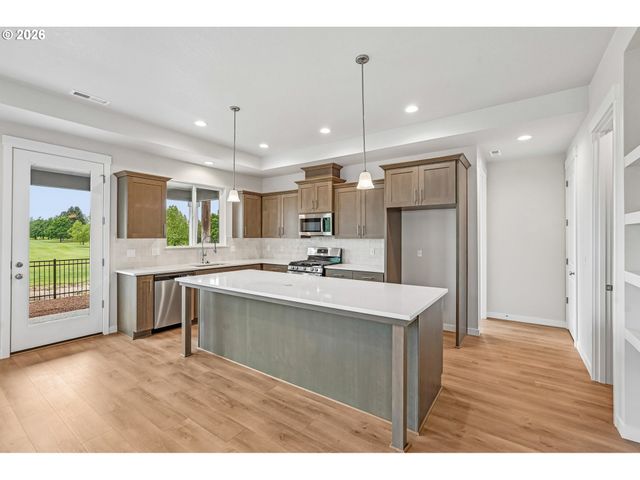 754 Magnolia Ave, Woodburn, OR 97071