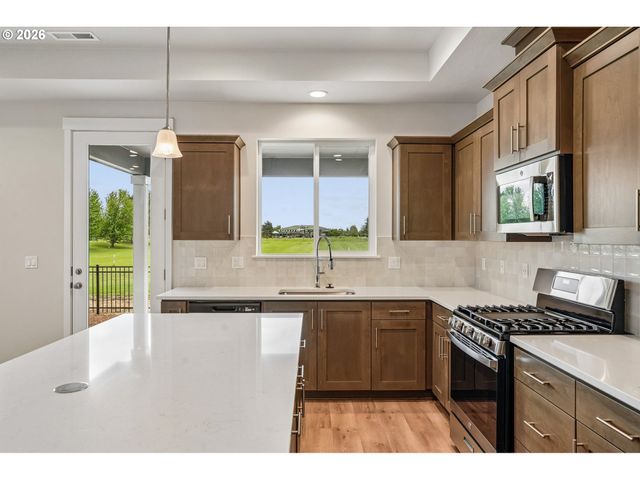 754 Magnolia Ave, Woodburn, OR 97071
