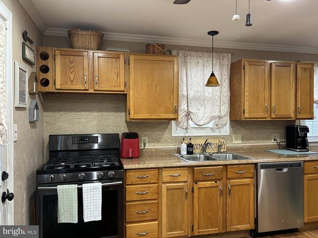 104 SCHOOL HOUSE LN, Brookhaven, PA 19015