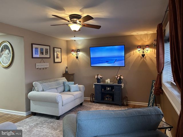 104 SCHOOL HOUSE LN, Brookhaven, PA 19015