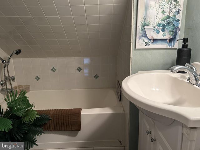 104 SCHOOL HOUSE LN, Brookhaven, PA 19015