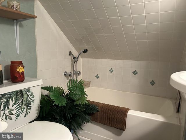 104 SCHOOL HOUSE LN, Brookhaven, PA 19015