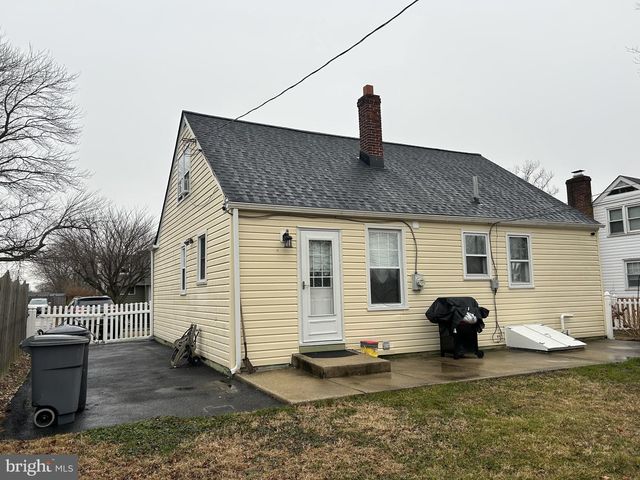 104 SCHOOL HOUSE LN, Brookhaven, PA 19015