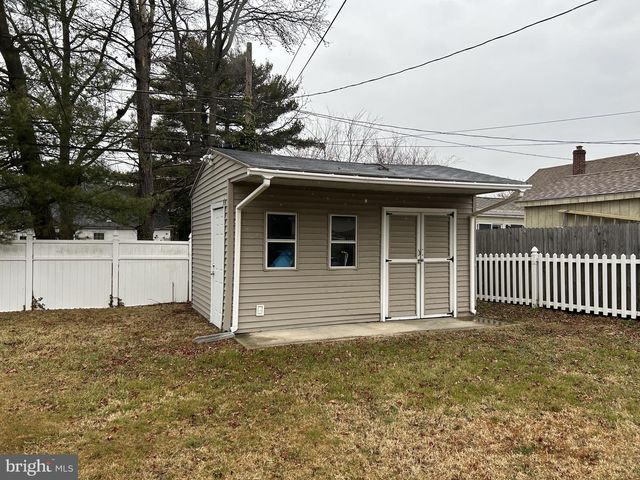 104 SCHOOL HOUSE LN, Brookhaven, PA 19015