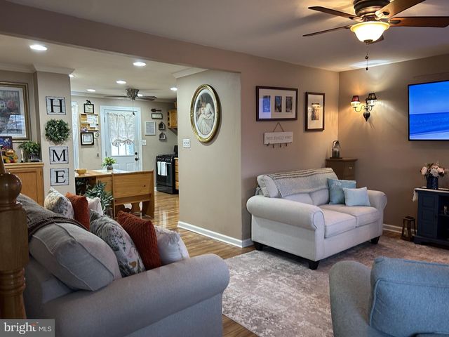 104 SCHOOL HOUSE LN, Brookhaven, PA 19015