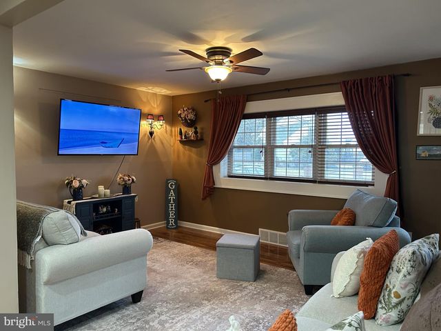 104 SCHOOL HOUSE LN, Brookhaven, PA 19015