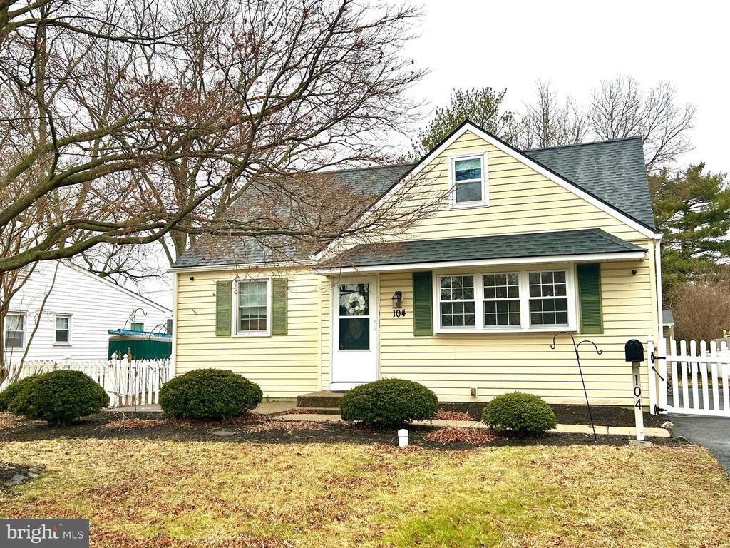 104 SCHOOL HOUSE LN, Brookhaven, PA 19015