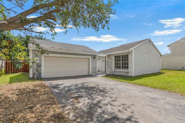 1312 N Quetzal Ct, Homestead, FL 33035