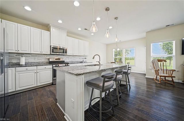 122 Oak Hill LN, Smithfield, VA 23430