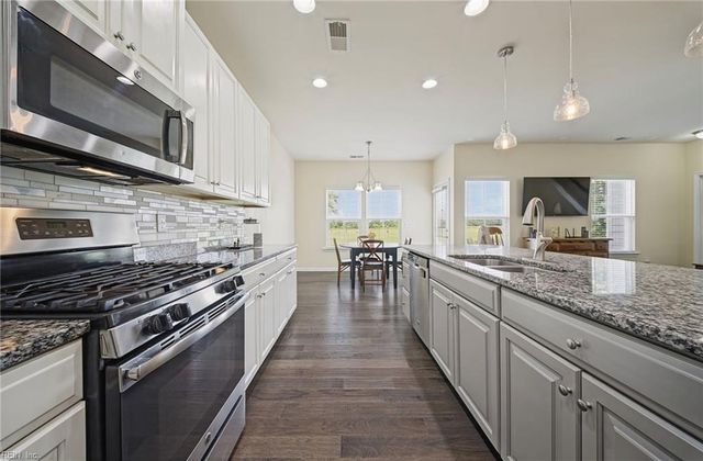 122 Oak Hill LN, Smithfield, VA 23430