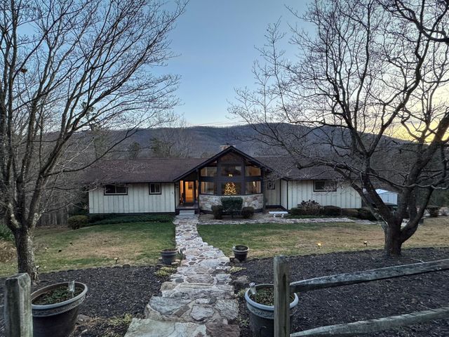 811 Heatherton DR, Covington, VA 24426