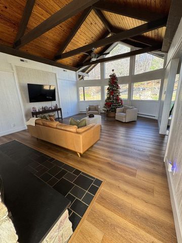 811 Heatherton DR, Covington, VA 24426