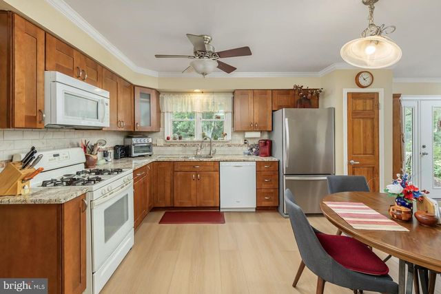 16 BENTLY DR, Sewell, NJ 08080