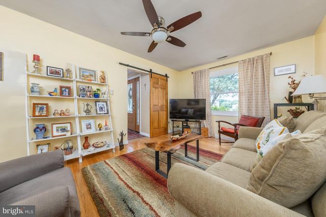 16 BENTLY DR, Sewell, NJ 08080