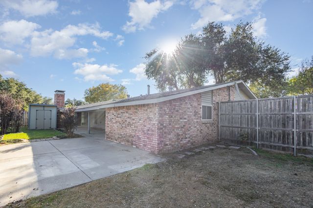 706 Greenhill Lane, Grand Prairie, TX 75052