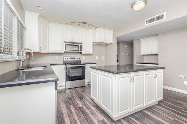 706 Greenhill Lane, Grand Prairie, TX 75052