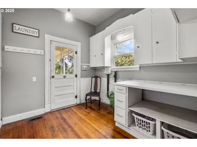 1067 OAK St, Silverton, OR 97381