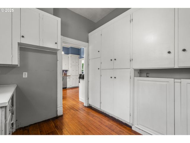 1067 OAK St, Silverton, OR 97381